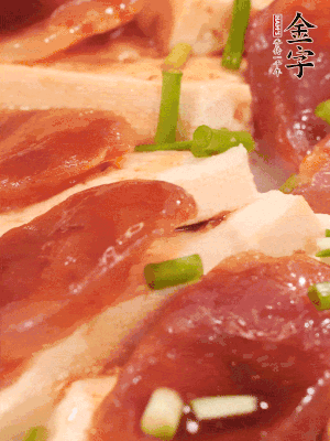 調(diào)一個醬汁：2勺生抽、1勺蠔油、半勺白糖、1勺淀粉、半碗清水調(diào)成料汁燒開