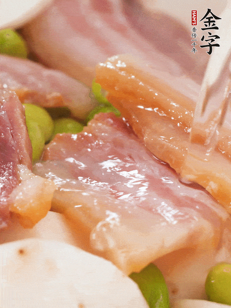 倒入芋艿、熟毛豆，翻炒均勻，加1小碗水煮開