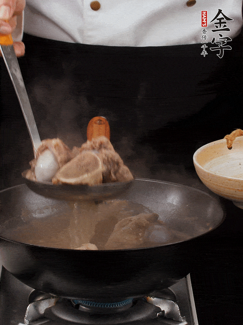 大筒骨清水浸泡30分鐘，中途換水2-3次。冷水下鍋，加姜片、料酒焯水，撇去浮沫。