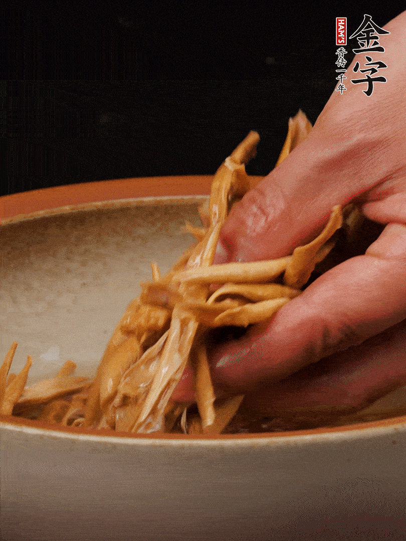 農(nóng)家土筍尖提前泡軟，用刀劃成細絲，這樣會更加入味。