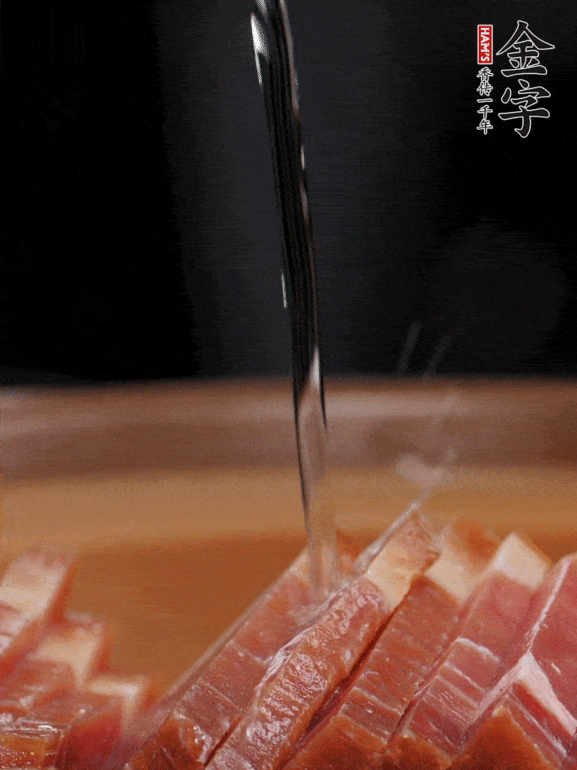 金字火腿切片，放入溫水中泡10分鐘，金字土香腸斜切成片。千張切成細條。