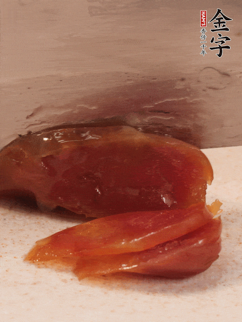 臘腸煮熟后，切薄片