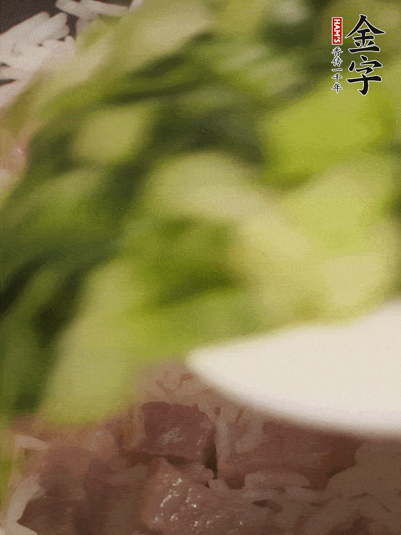 將燜煮好的米飯，倒入炒熟的蔬菜中，翻炒均勻鍆繼續(xù)燜煮5分鐘