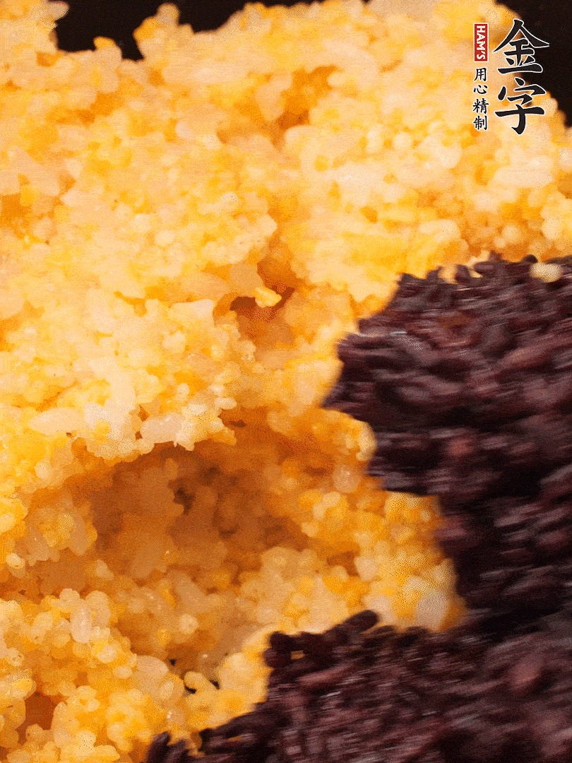 混合小米、紫米煮熟，加豬油攪拌均勻（紫米分開(kāi)煮在攪拌）