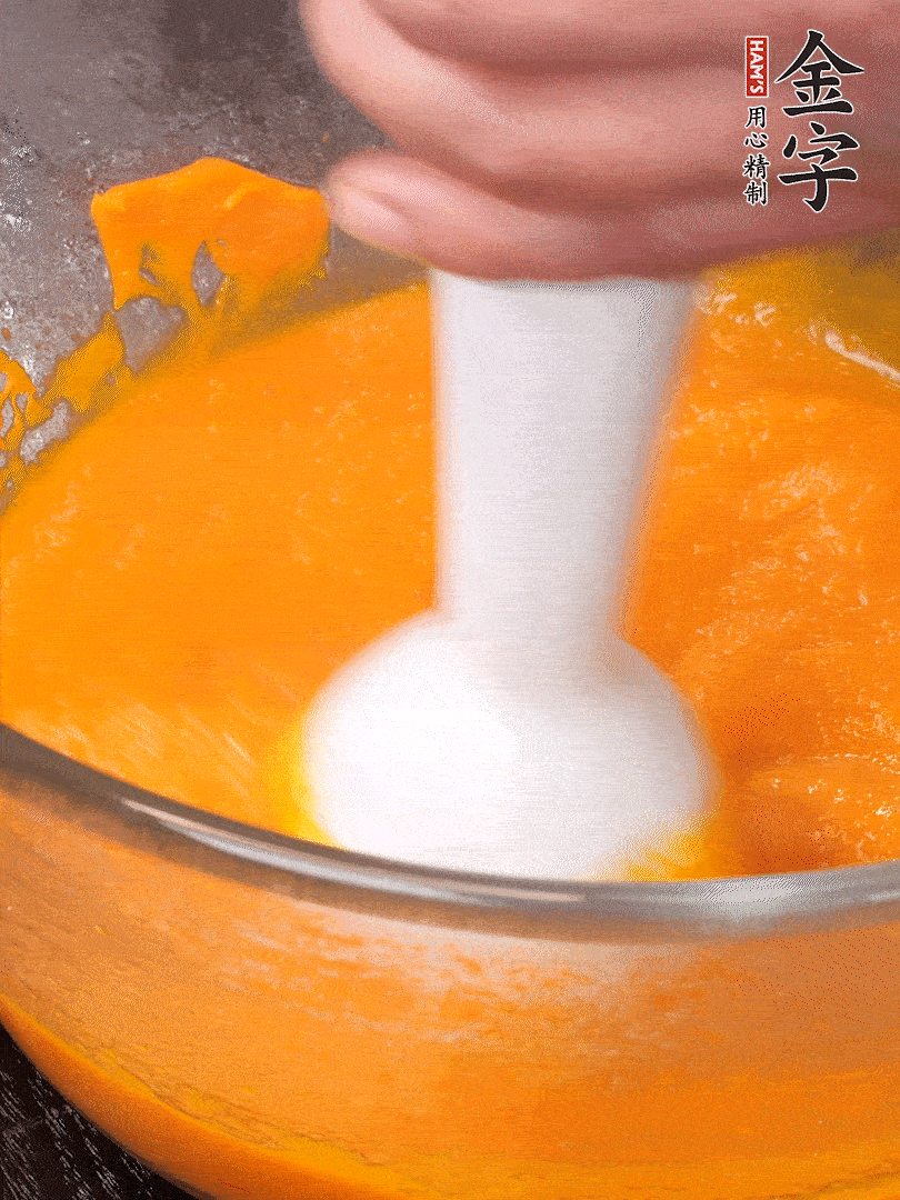 300g南瓜，去皮去瓤切滾刀塊，大火蒸8分鐘，料理機(jī)打成泥，篩網(wǎng)過篩成泥