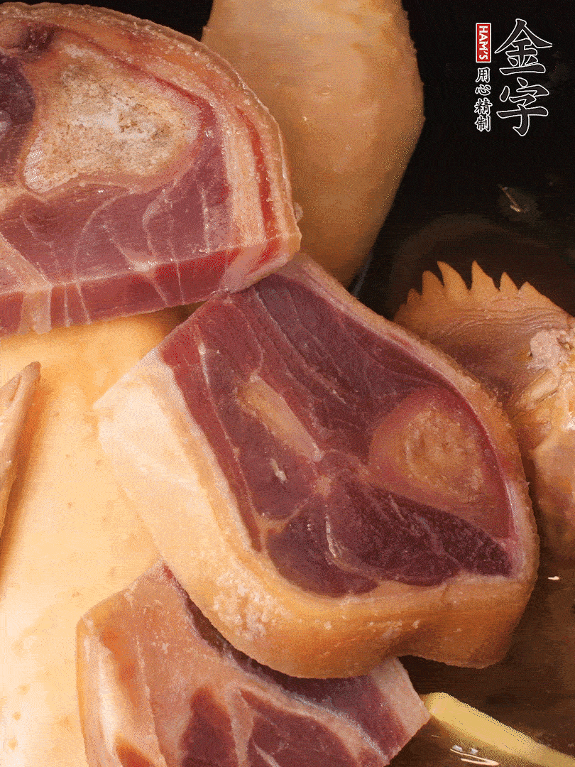 火踵、老母雞加蔥、姜、料酒、清水，大火燒開后轉(zhuǎn)小火，燉1小時