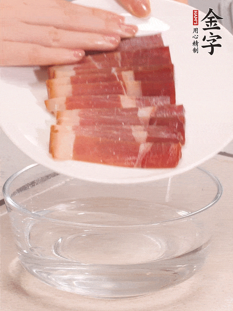 鴨腿冷水下鍋，加姜片、料酒焯水