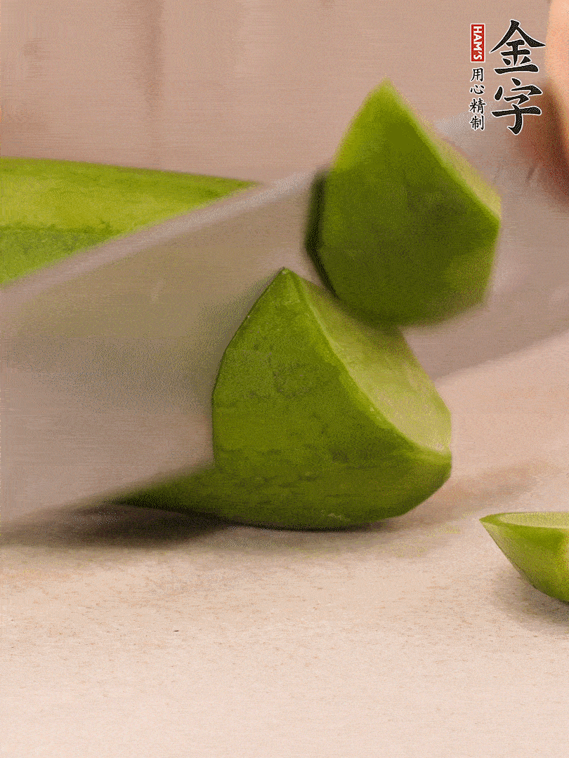 青、紅蘿卜洗凈，去皮切大塊