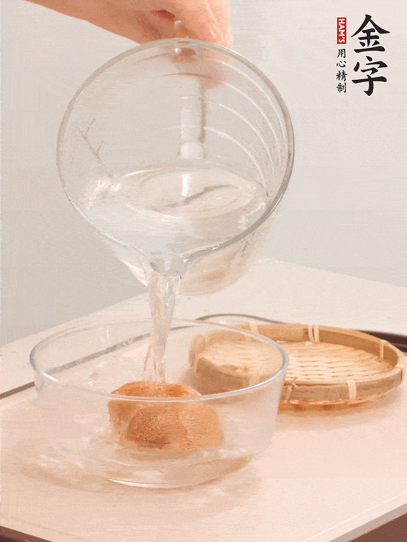 猴頭菇至少泡發(fā)半小時，將浸泡后的黃水?dāng)D干；