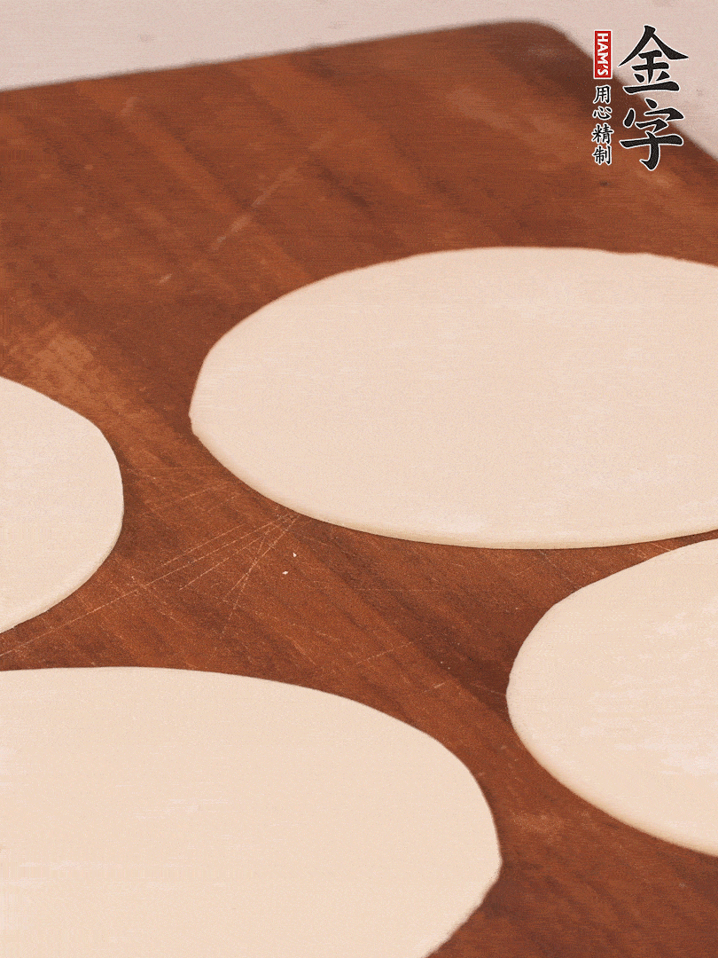 餃子皮均勻抹油，10張疊在一起，搟面杖搟開(kāi)