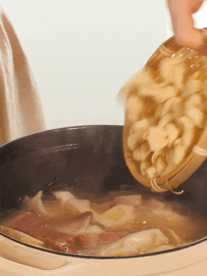 最后放入百葉結(jié)。萵筍小火慢篤10分鐘