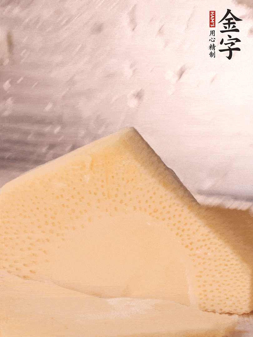 冬筍處理干凈，切滾刀塊，開水焯燙去除澀味
