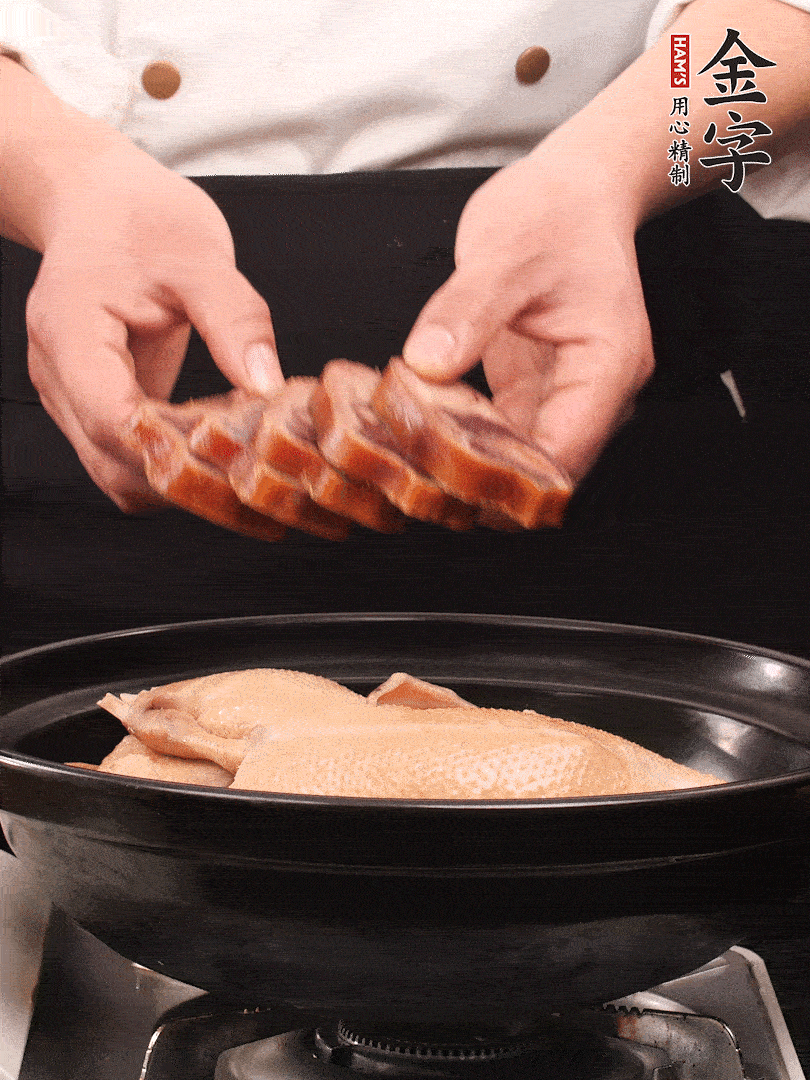 老鴨、金字火腿蹄片、筍干、姜片、蔥結(jié)，清水沒過鴨身2cm，加黃酒小半碗