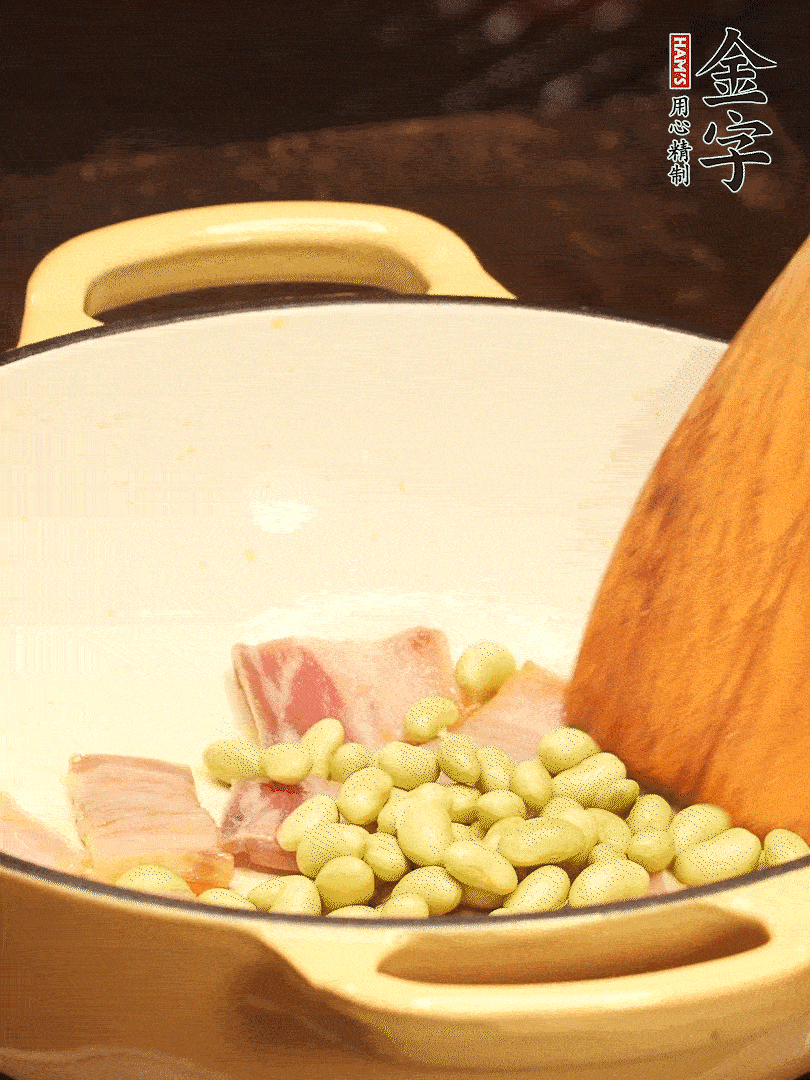 加入青豆、香菇翻炒出香味