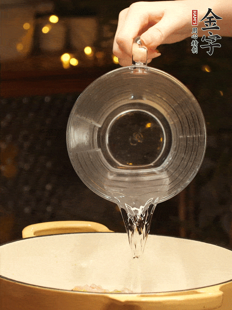 加入120ml水，蓋上蓋子燜幾分鐘撒上蔥花，美美的擺個(gè)盤~