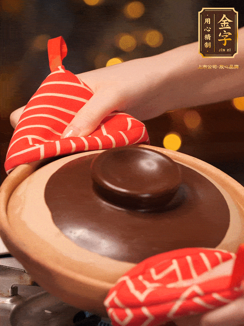 想要有嘎嘣脆鍋巴的關(guān)鍵（傾斜砂鍋，讓每個(gè)側(cè)邊都均勻加熱一分鐘）