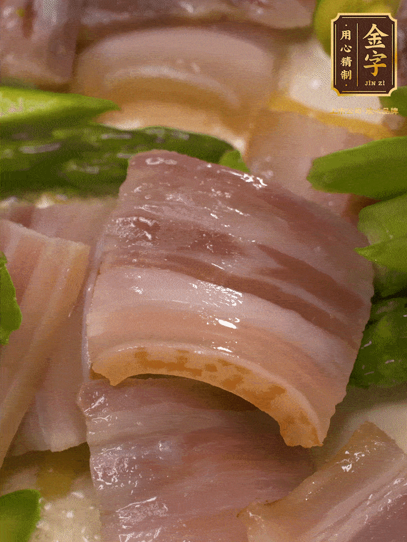 依次下蠶豆、蘆筍、白蘑菇翻炒均勻