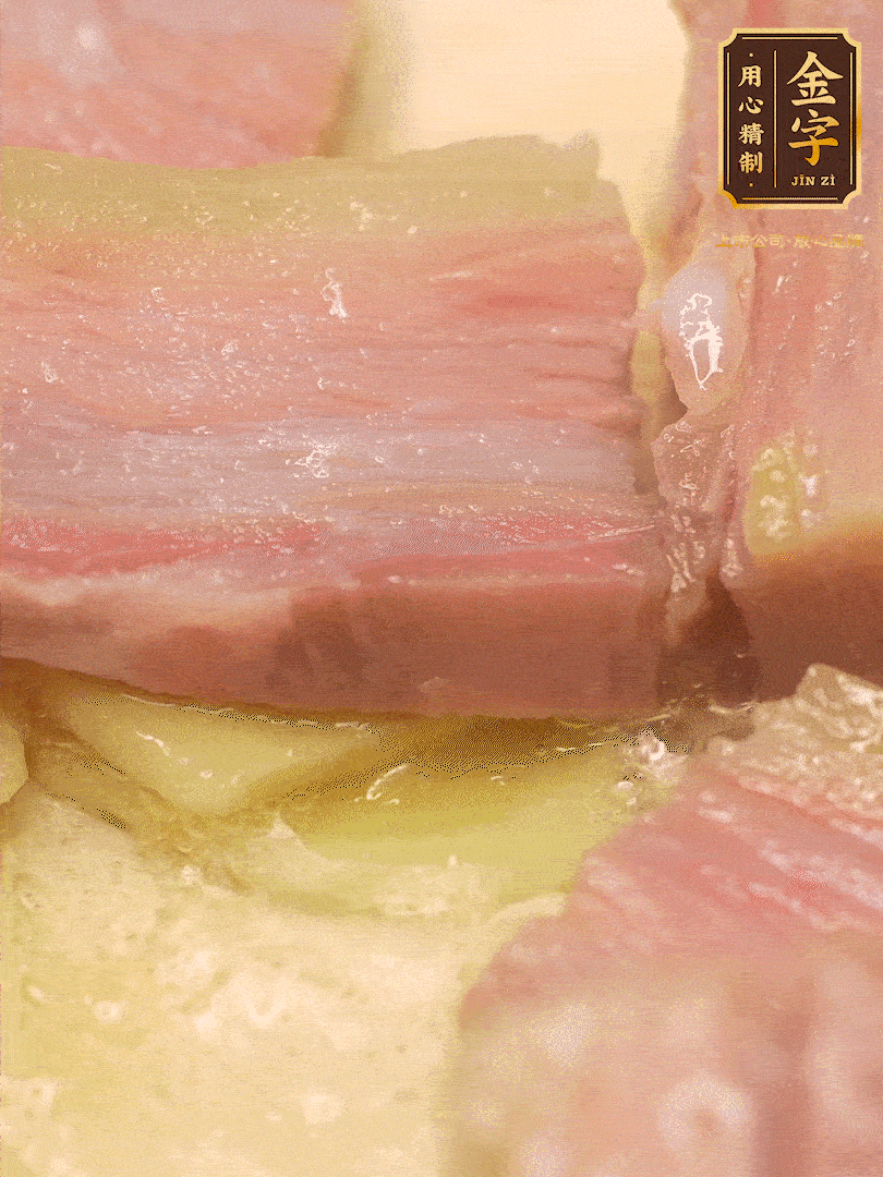 鍋內(nèi)熱油放點(diǎn)姜絲，煸香咸肉