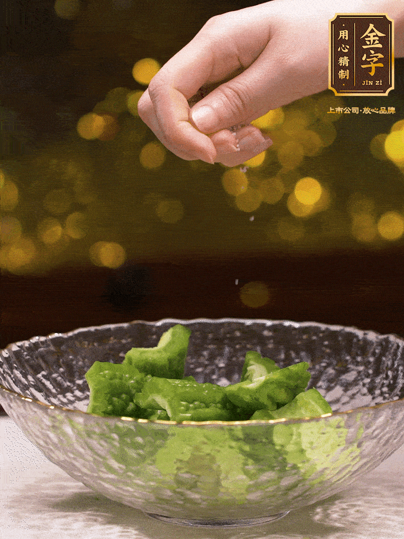 處理好的苦瓜切段（5cm），加點(diǎn)鹽鹽腌一下，去除一下苦味