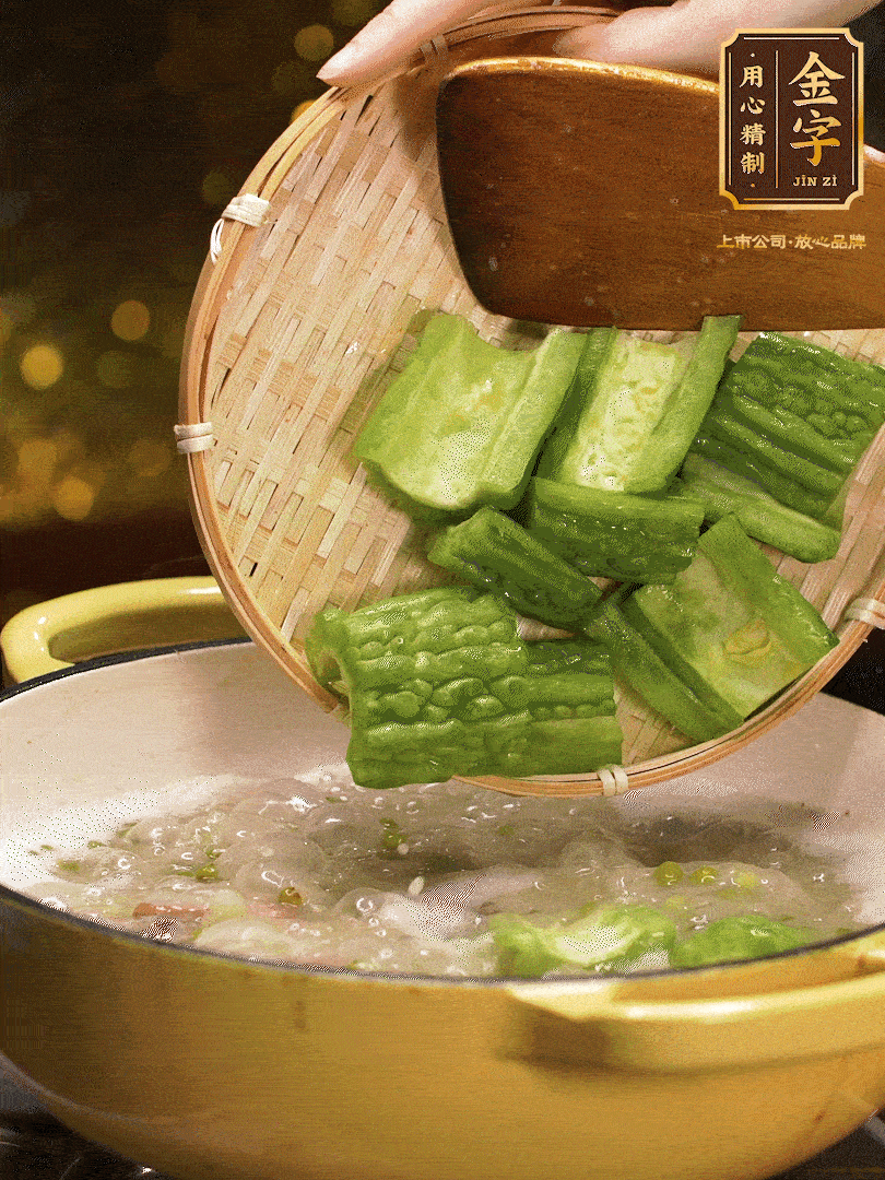 最后在放苦瓜燒開，放一點(diǎn)點(diǎn)調(diào)味糖，燉煮20分鐘
