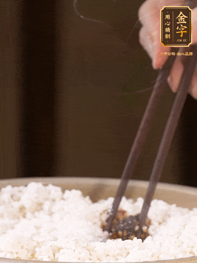 糯米淘洗干凈，浸泡4小時，控干水分后，加鹽、糖、老抽調(diào)味調(diào)色