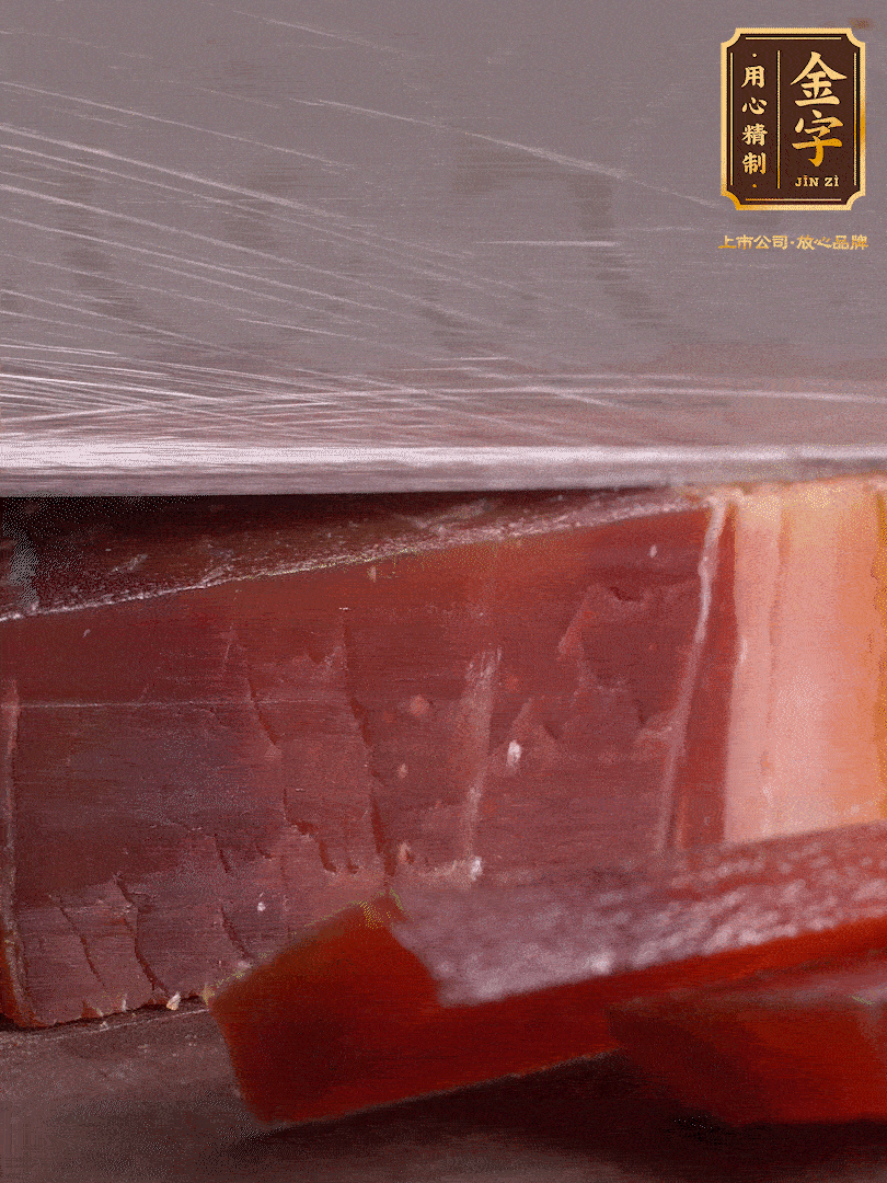 準(zhǔn)備食材。選用足年發(fā)酵的金字火腿，煲出來(lái)的湯更加鮮美?；鹜惹谐杀∑瑴厮?分鐘。