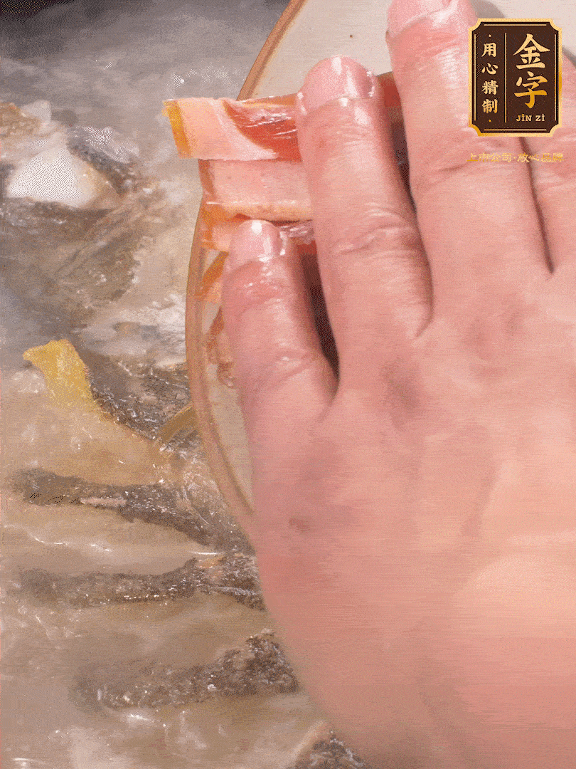 將煎好的魚(yú)，倒入三大碗開(kāi)水。大火煮開(kāi)后放入1個(gè)蔥結(jié)、2片姜片和1勺料酒和火腿片