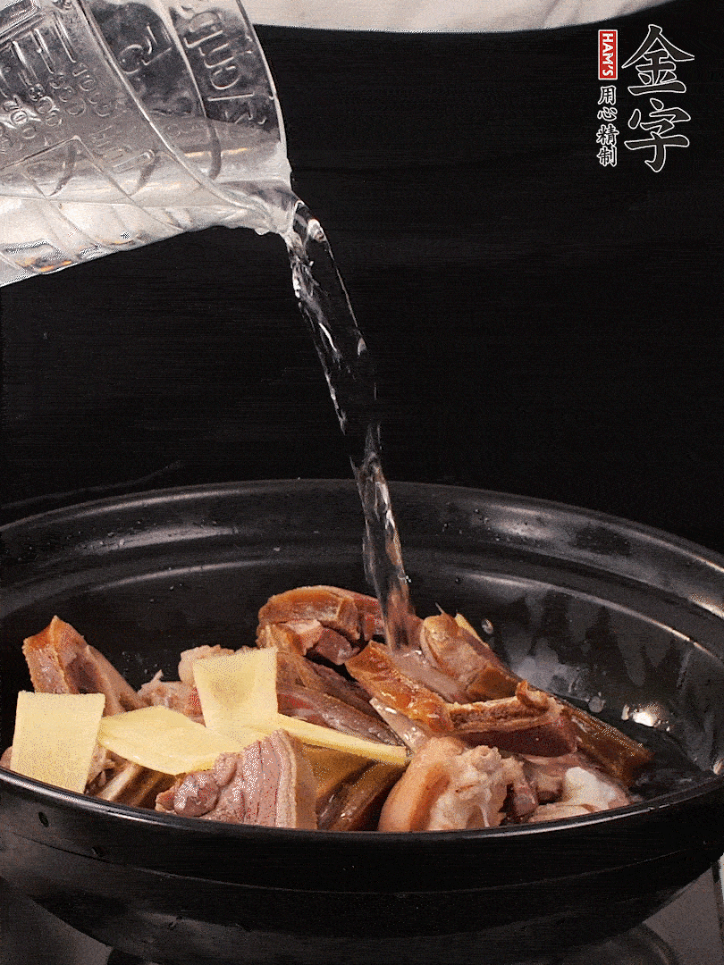 火腿、豬腳放到大砂鍋里，黃酒提鮮，蔥姜去腥，加2kg純凈水沒(méi)過(guò)食材。水一定要放足，中途最好不能加水