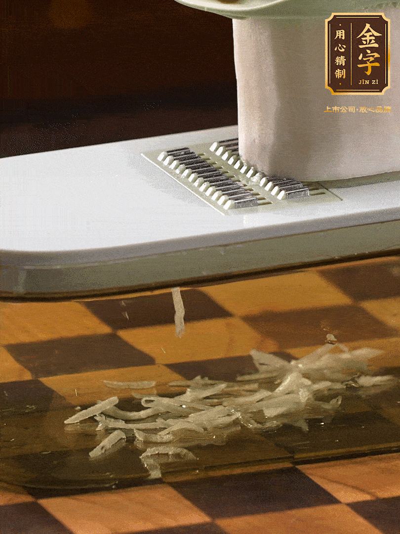 蘿卜切絲 ，加少許的鹽 抓拌均勻后，腌制十五分鐘