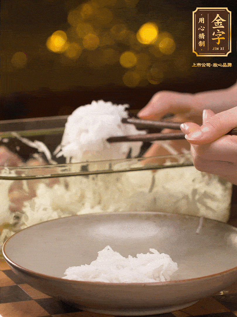 腌好的蘿卜絲控干水份用筷子夾出 、放在盤子底部