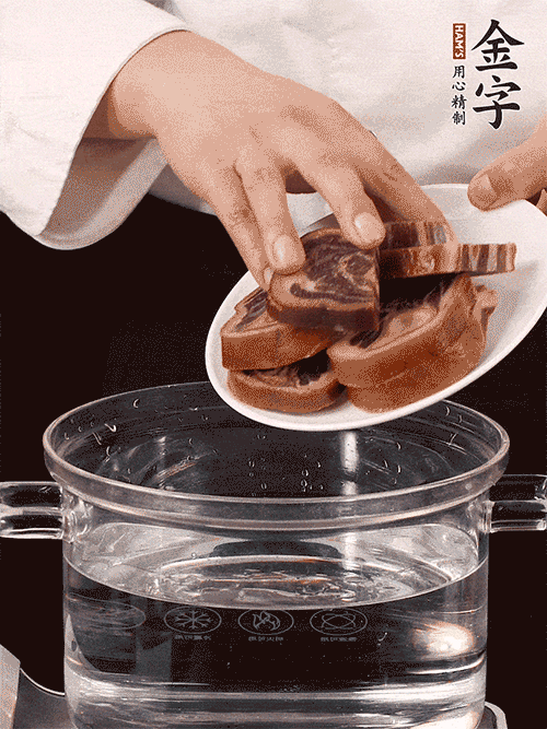 準(zhǔn)備食材。做金銀蹄有2個(gè)關(guān)鍵點(diǎn)：食材上火腿當(dāng)然得選足年發(fā)酵的金字火腿，新鮮豬爪最好選前腳、大小適宜的。