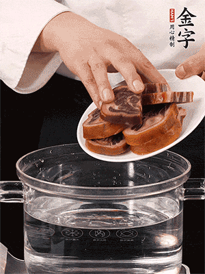 一包200g的金字火腿蹄片恰好搭配一個(gè)新鮮豬爪（豬腳）。都先加蔥姜、料酒焯水一遍，把血水清除后燉出來(lái)才能更清澈不油膩。