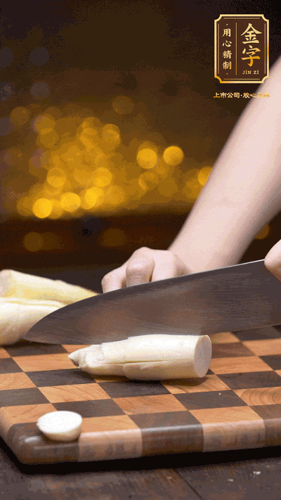 茭白剝?nèi)ネ馄?，去掉根部老硬部分，洗凈切滾刀塊