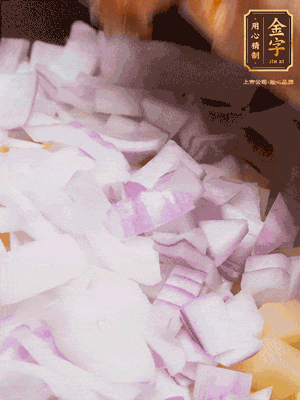 倒入洗干凈的大米、土豆丁、洋蔥碎、排骨、金字火腿xo醬、水