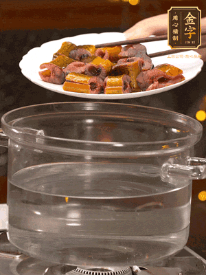 黃鱔冷水下鍋焯燙，再用清水洗凈去除腥味