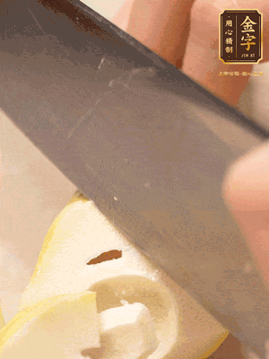 春筍切成滾刀塊，焯水去除澀味