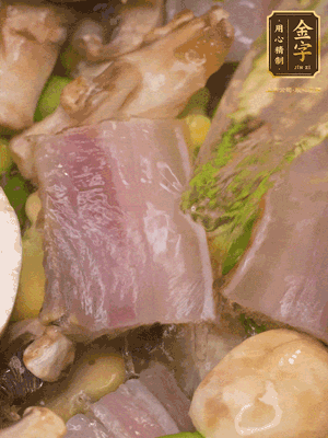 開蓋，放入河蝦繼續(xù)燜煮5分鐘