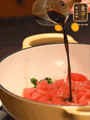 調(diào)味：1勺蠔油、1勺生抽、2轉(zhuǎn)胡椒粉和2勺番茄醬倒入400ml開水，燒至湯汁濃厚