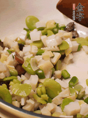 倒入蠶豆、春筍翻炒