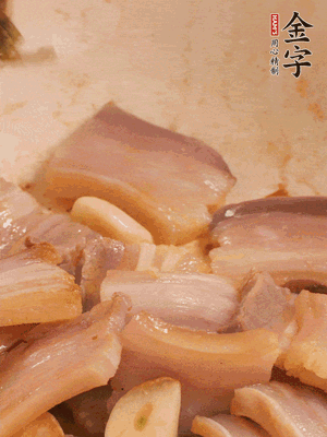 加入雪菜、咸肉冬筍 炒出香味