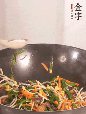 炒合菜：金字醬油肉、綠豆芽、韭菜