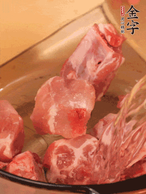 排骨冷水下鍋，加料酒、姜片，煮開綽水