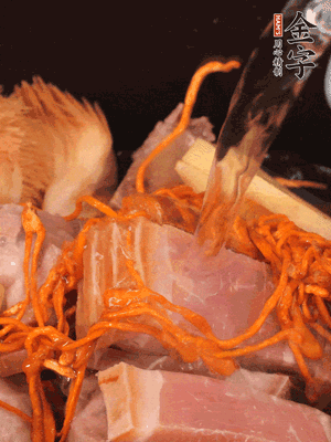 將所有食材一起倒進鍋中，加水沒過食材，燉煮30分鐘即可