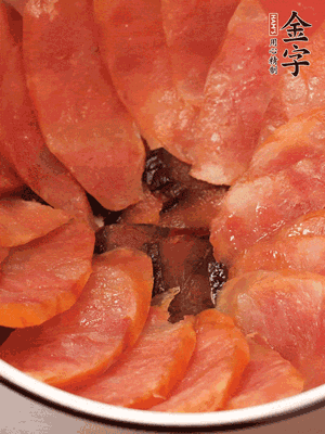 深碗涂抹豬油，頂端鋪枸杞，間隔鋪上香腸、醬油肉片