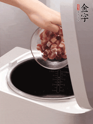 鍋中倒入豬油，油熱后炒熟上海青，給倒少許鹽調(diào)味