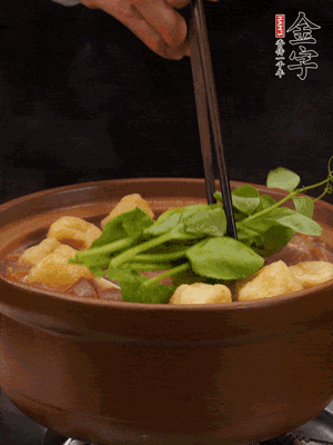 加筒骨煲的經(jīng)典配菜：金字土香腸、油豆腐、千張蓋上蓋子燜一會兒，耐心等候10分鐘。