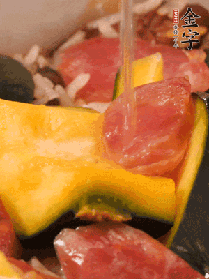 倒入溫開(kāi)水，水量高出米面一個(gè)指節(jié)。