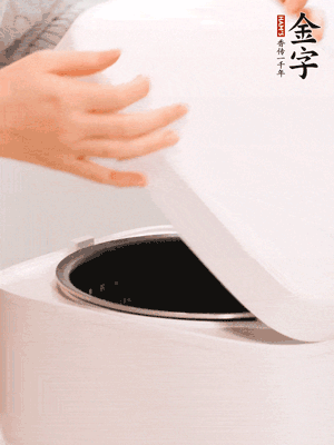 泡發(fā)香菇的水和調(diào)好的醬汁混合在一起，倒入電飯煲中，煮飯。