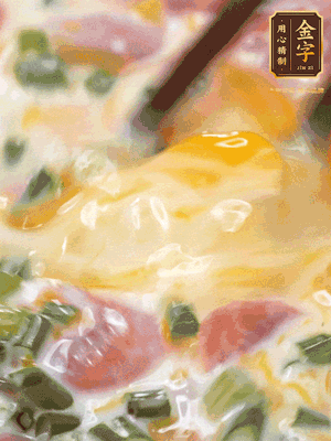 三個全蛋中加適量牛奶、鹽、黑胡椒粉、臘腸、蔥花攪拌均勻