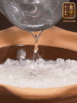 砂鍋底部刷一層油，加入大米和開水，水高1cm,大火燒開后轉(zhuǎn)中火煲5分鐘，到水微收干